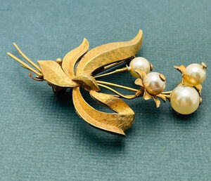 Roma Brushed Metal Gold Tone Faux Pearl Flowers Ribbon Brooch Pin Signed Vintage